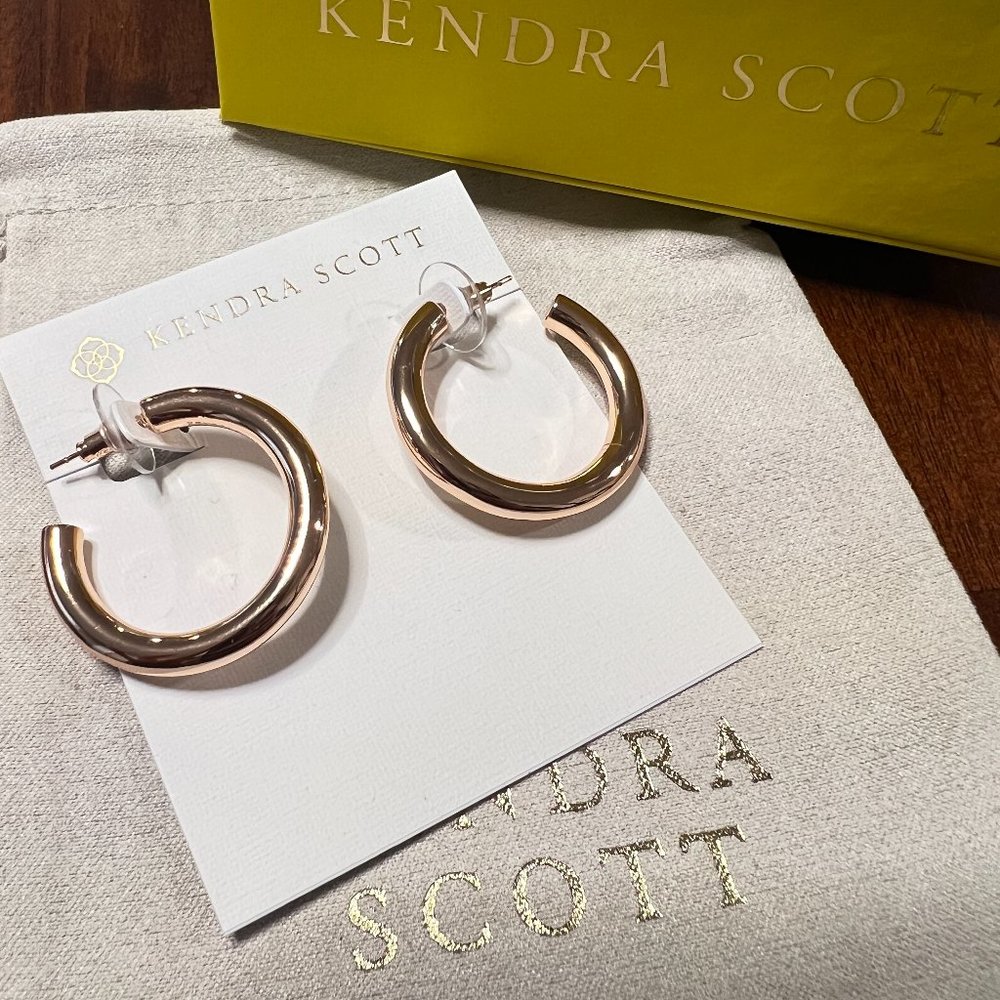 NWOT Kendra Scott Colette Earrings in Rose Gold